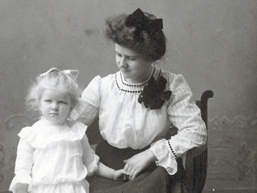 Belle Case La Follette with daughter Flora